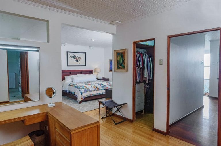 casa 5 dormitorios independiente con piscina en escazú en alquiler