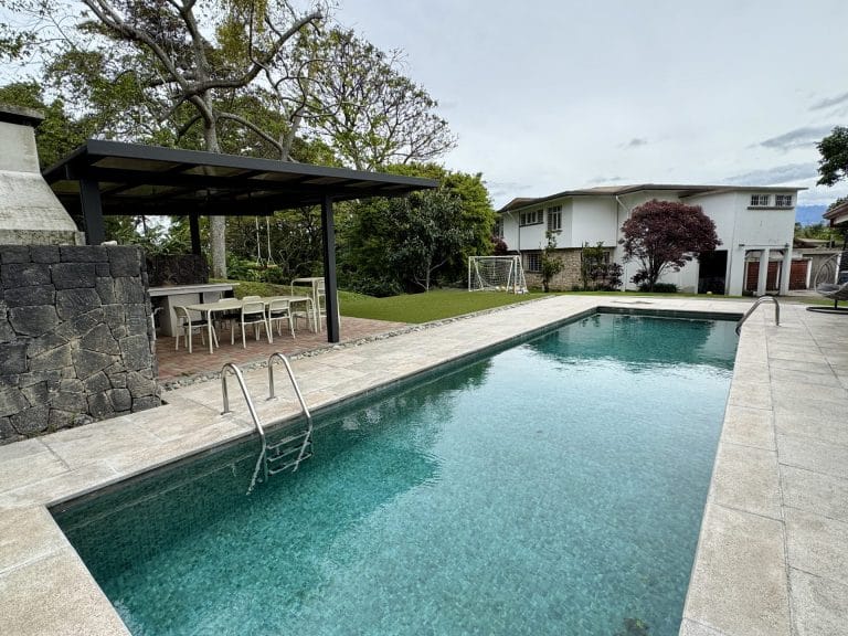 casa 5 dormitorios independiente con piscina en escazú en alquiler