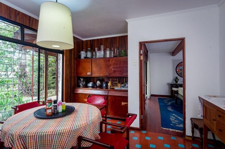 casa 5 dormitorios independiente con piscina en escazú en alquiler