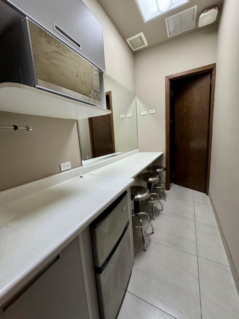 oficina amoblada en alquiler plaza tempo escazu furnished office for rent 1