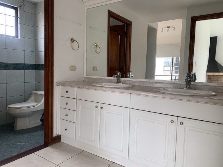 Bano-Principal-penthouse-en-venta-4-dormitorios-escazu-scaled.jpg