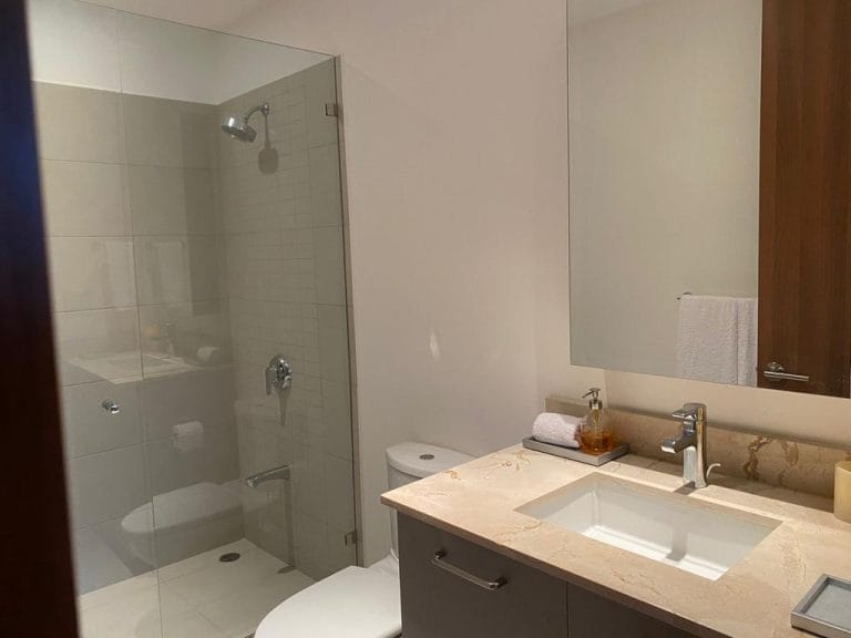 Bano-cuarto-2-apartamento-en-Distrito-4-para-alquiler-completamente-amueblado.jpg