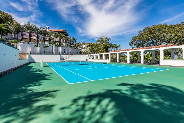 Cancha-de-tennis-casa-en-San-Antonio-scaled.jpg