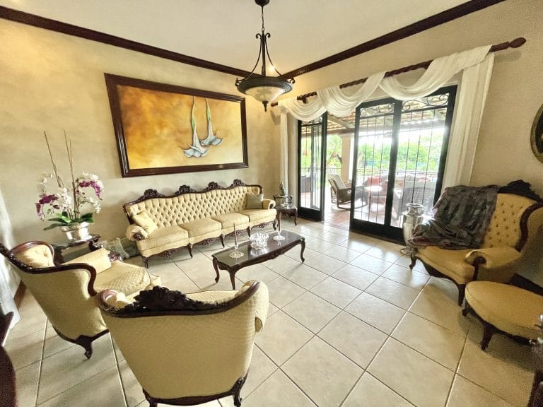 casa 5 dormitorios en venta uso comercial en ciudad colon santa ana 3