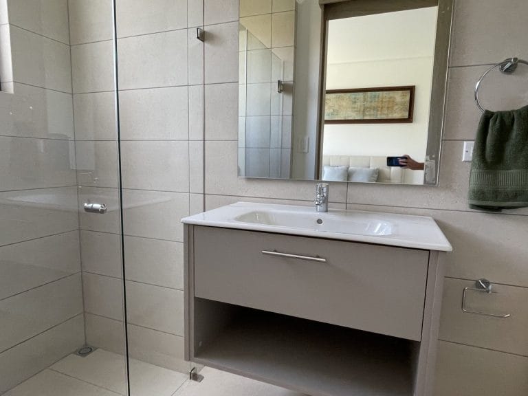 casa-contemporanea-en-venta-en-condominio-hom-en-santa-ana-costa-rica-6-scaled.jpeg
