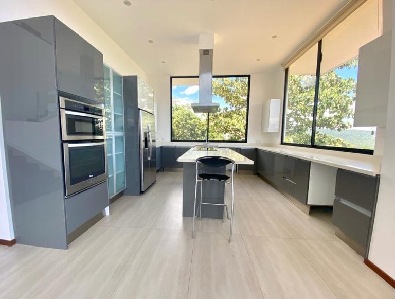 casa-contemporanea-en-venta-y-alquiler-en-condominio-cerro-colon-santa-ana-contemporary-house-for-sale-and-rent-19.jpeg