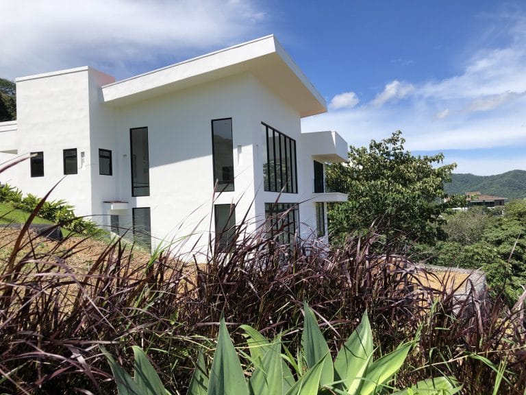 casa-contemporanea-en-venta-y-alquiler-en-condominio-cerro-colon-santa-ana-contemporary-house-for-sale-and-rent-8-scaled.jpeg
