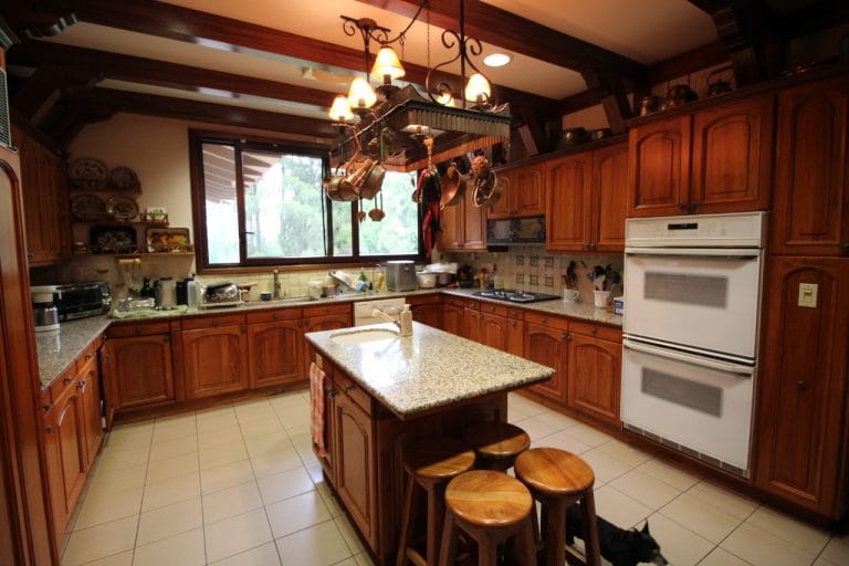 casa-en-venta-cariari-uso-de-suelo-mixto-cocina.jpeg