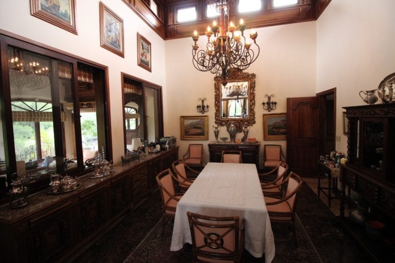 casa-en-venta-cariari-uso-de-suelo-mixto-comedor.jpeg