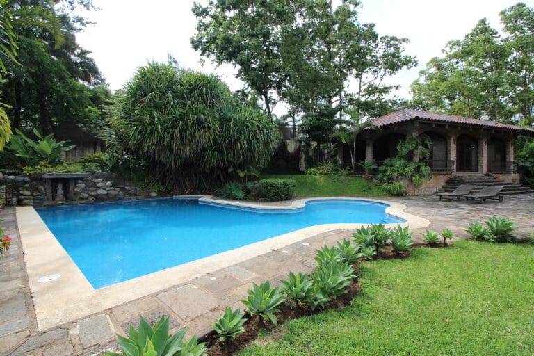 casa-en-venta-cariari-uso-de-suelo-mixto-piscina.jpeg
