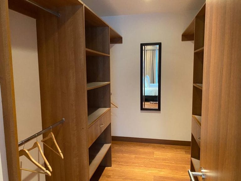 closet-apartamento-en-Distrito-4-para-alquiler-completamente-amueblado.jpeg