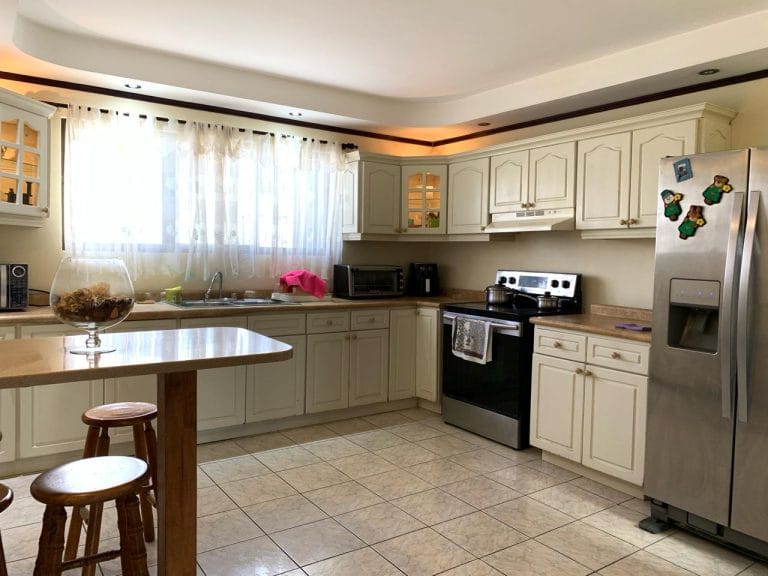cocina-2-casa-independiente-esquinera-en-venta-en-Escazu.jpeg.jpeg