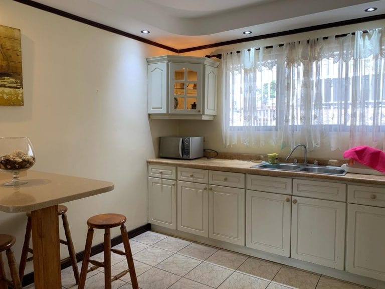 cocina-casa-independiente-esquinera-en-venta-en-Escazu.jpeg.jpeg