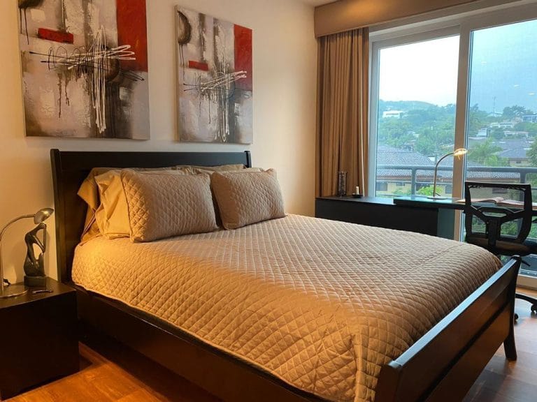 cuarto-con-cama-queen-apartamento-en-Distrito-4-para-alquiler-completamente-amueblado.jpg