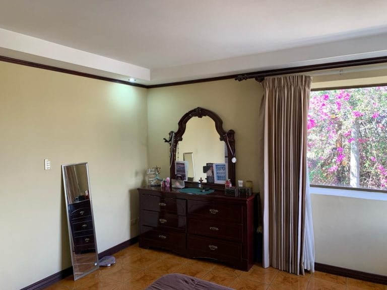 cuarto-principal-casa-independiente-esquinera-en-venta-en-Escazu.jpeg.jpeg