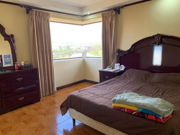 dormitorio-principal-casa-independiente-esquinera-en-venta-en-Escazu.jpeg.jpeg
