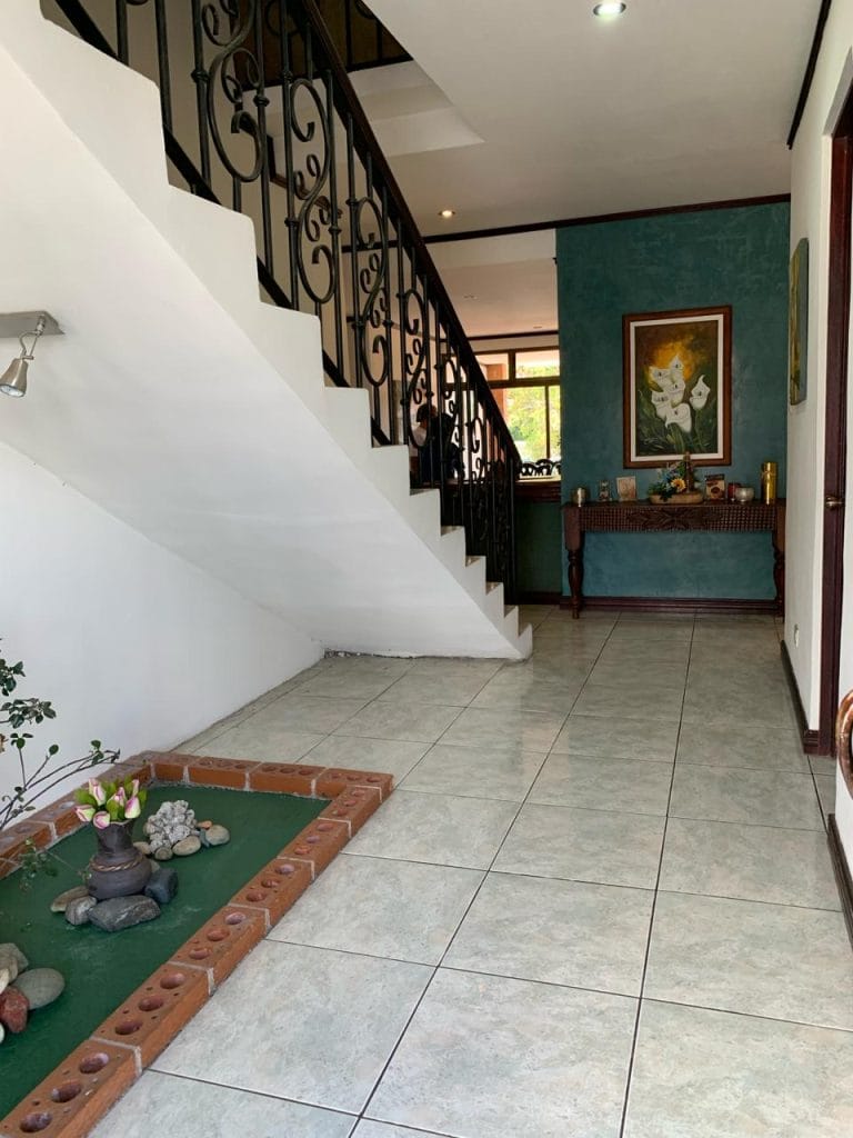 entrada-casa-independiente-esquinera-en-venta-en-Escazu.jpeg.jpeg