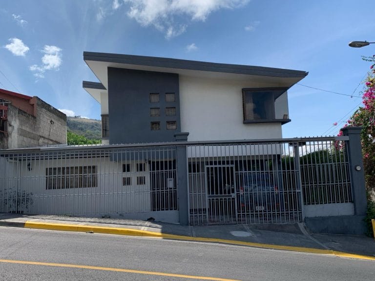 fachada-frente-casa-independiente-esquinera-en-venta-en-Escazu.jpeg.jpeg