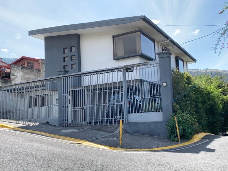 fachada-lateral-2-casa-independiente-esquinera-en-venta-en-Escazu.jpeg.jpeg