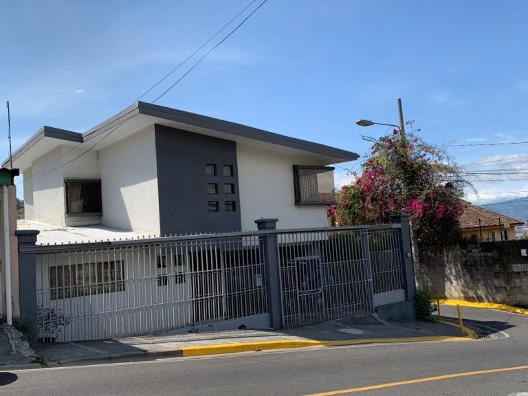 fachada-lateral-casa-independiente-esquinera-en-venta-en-Escazu.jpeg.jpeg