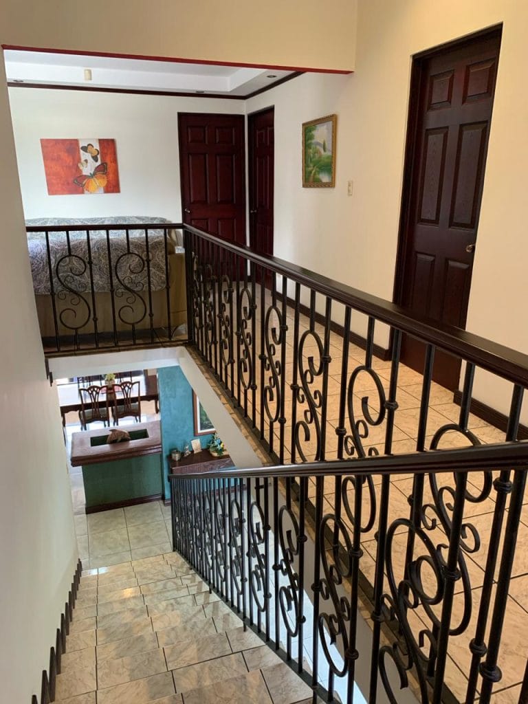 gradas-casa-independiente-esquinera-en-venta-en-Escazu.jpeg.jpeg