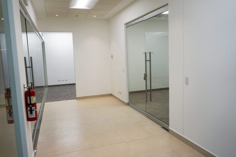 oficina-en-alquiler-en-City-Place-en-Santa-Ana-office-for-rent-1-scaled.jpg