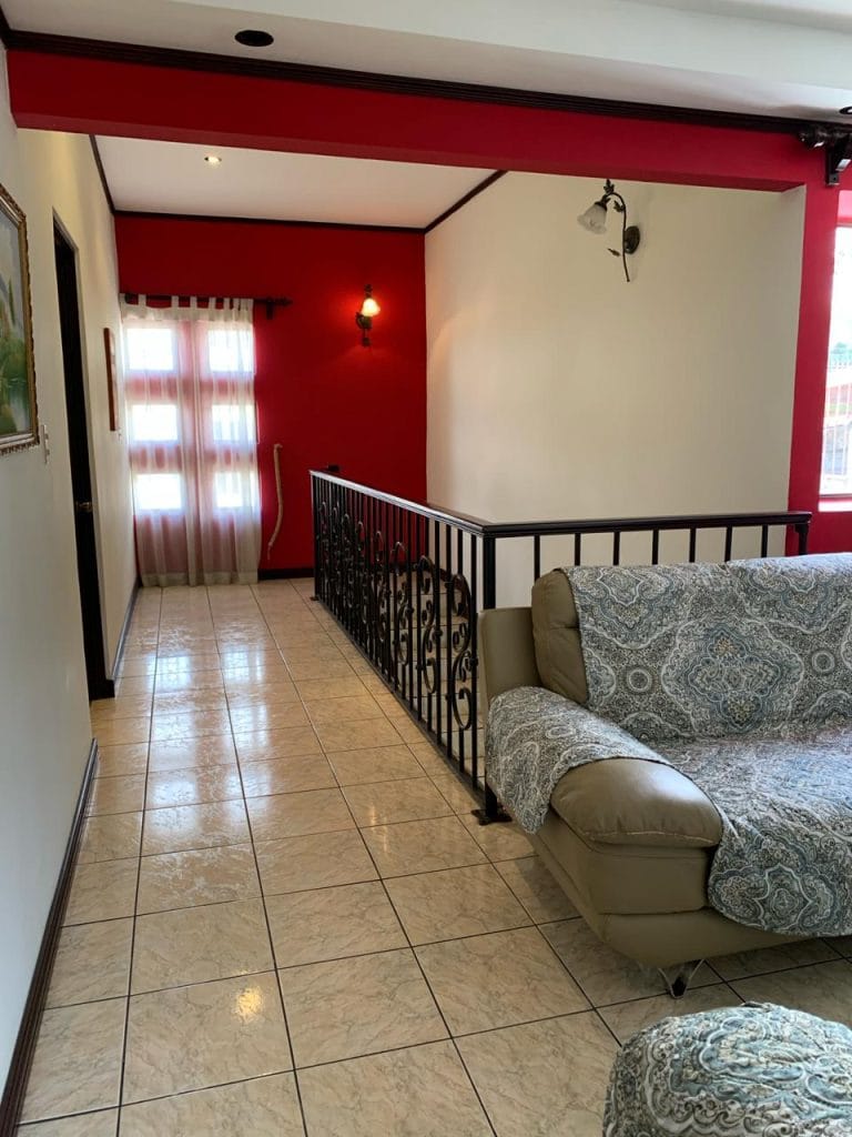 pasillo-segundo-piso-casa-independiente-esquinera-en-venta-en-Escazu.jpeg.jpeg