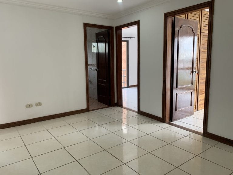 sala-TV-penthouse-en-venta-4-dormitorios-escazu-scaled.jpg