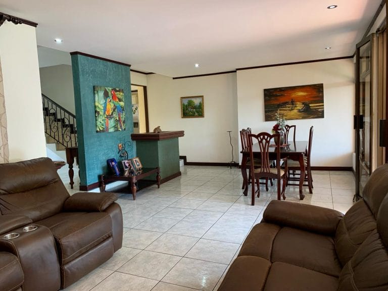 sala-angulo-casa-independiente-esquinera-en-venta-en-Escazu.jpeg.jpeg