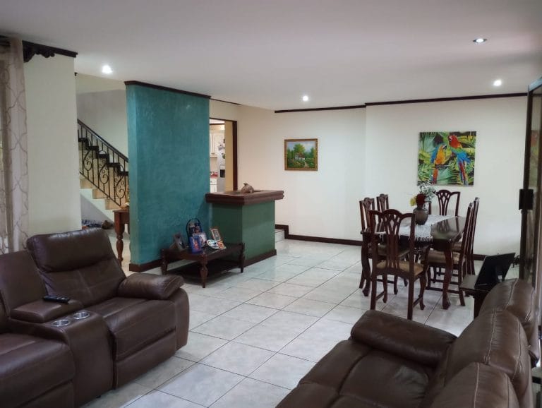 sala-comedor-casa-independiente-esquinera-en-venta-en-Escazu.jpeg.jpeg