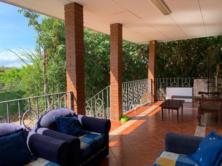 terraza-con-muebles-casa-independiente-esquinera-en-venta-en-Escazu.jpeg.jpeg