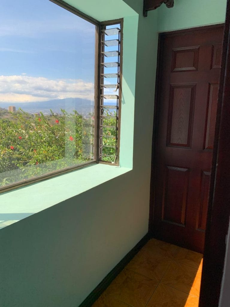 vista-vestibulo-entre-cuartos-casa-independiente-esquinera-en-venta-en-Escazu-1.jpeg-1.jpeg
