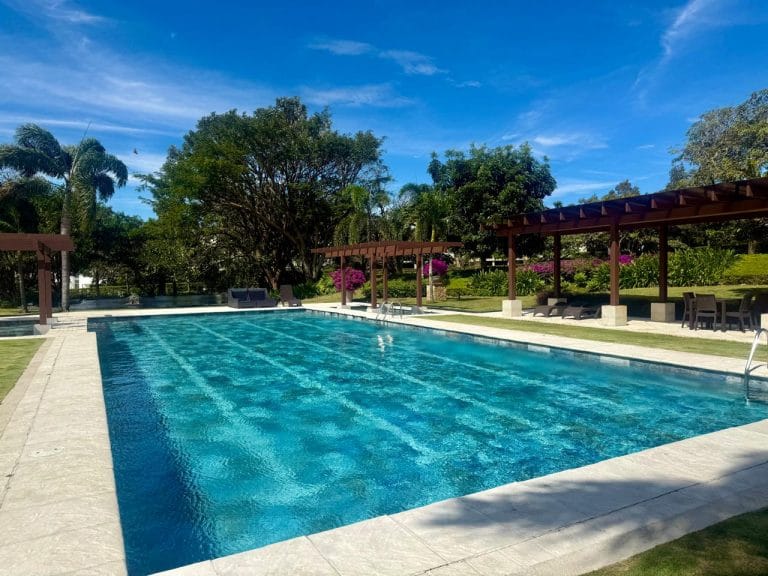 Lote plano en venta en Condominio La Hacienda del Bosque en Rio Oro 1