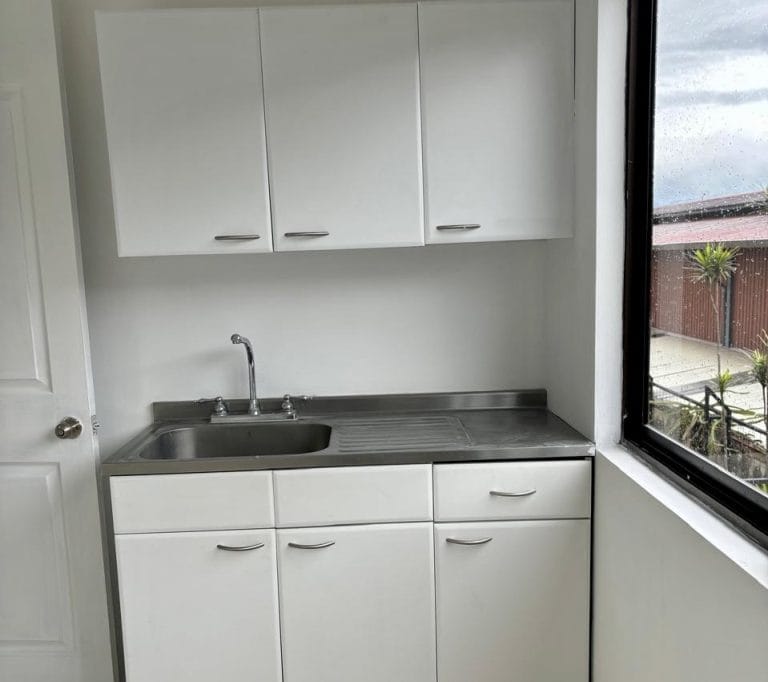 ofibodega 90m2 en alquiler en escazu