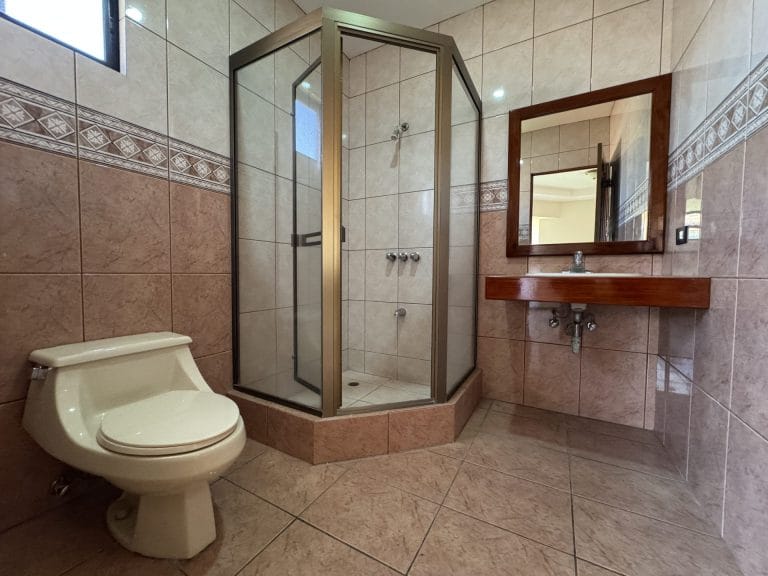 casa 4 dormitorios en alquiler villa malibu guachipelin escazu