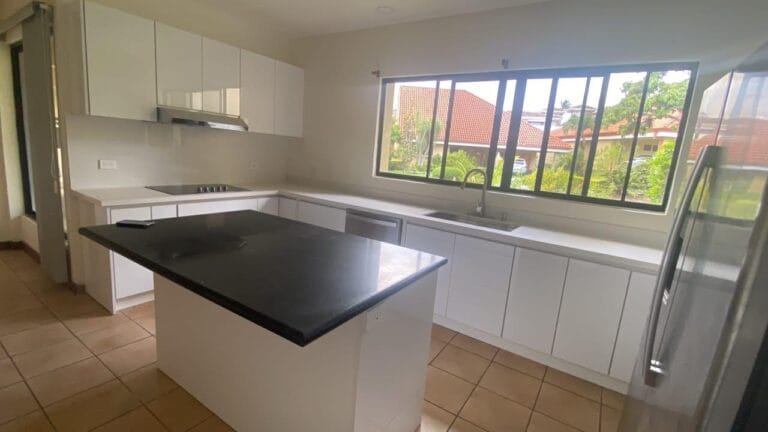 casa 4 dormitorios en alquiler villa malibu guachipelin escazu 2a