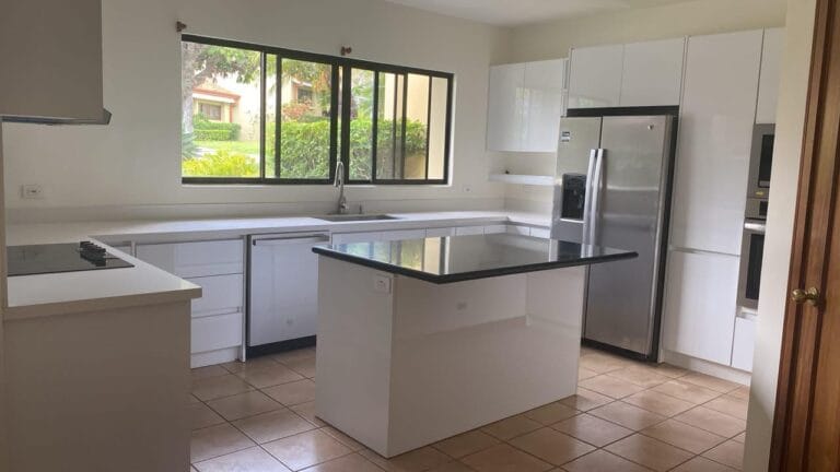 casa 4 dormitorios en alquiler villa malibu guachipelin escazu 2b