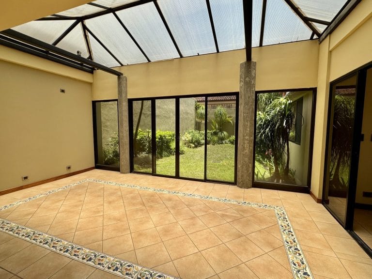 casa 4 dormitorios en alquiler villa malibu guachipelin escazu