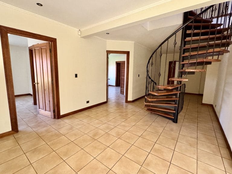 casa 4 dormitorios en alquiler villa malibu guachipelin escazu