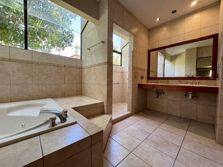 casa 4 dormitorios en alquiler villa malibu guachipelin escazu