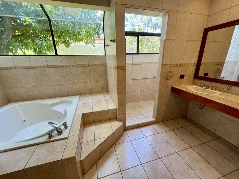 casa 4 dormitorios en alquiler villa malibu guachipelin escazu