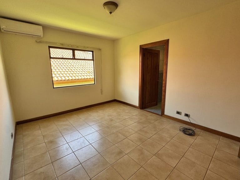 casa 4 dormitorios en alquiler villa malibu guachipelin escazu