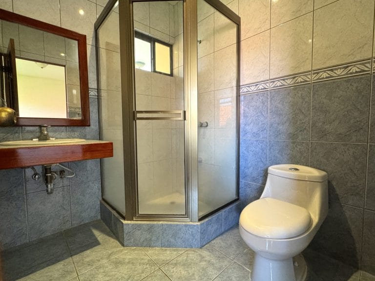 casa 4 dormitorios en alquiler villa malibu guachipelin escazu