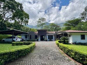 casa de 1 piso 6 dormitorios en venta salitral santa ana costa rica