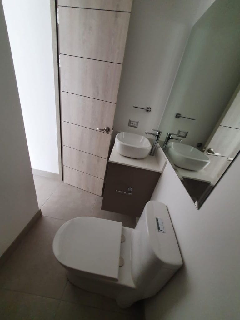 Bano-visitas-Source-Living-Guachipelin-scaled.jpeg