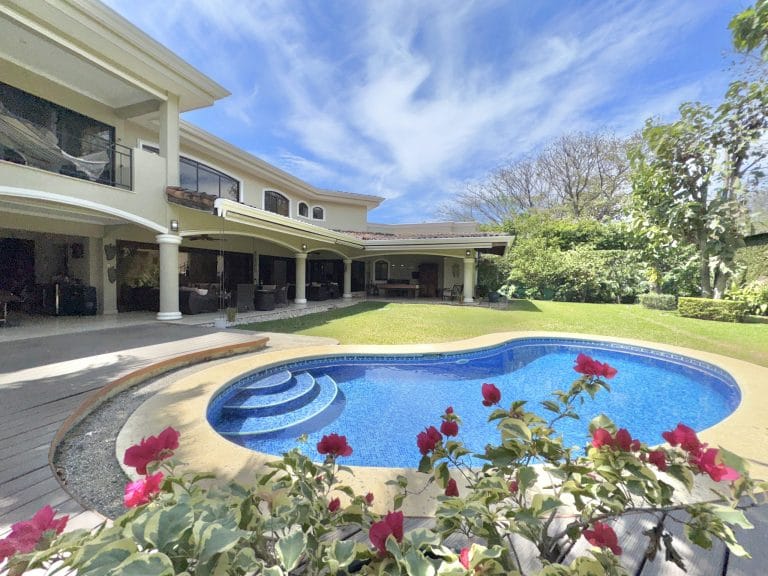 Casa-5-dormitorios-con-piscina-en-venta-en-valle-del-sol-santa-ana-costa-rica-1-scaled.jpg