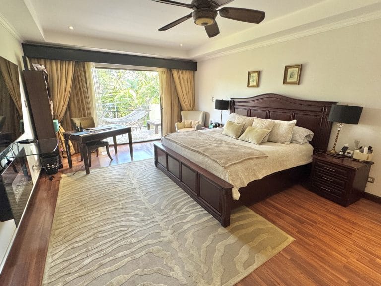 Casa-5-dormitorios-con-piscina-en-venta-en-valle-del-sol-santa-ana-costa-rica-12-scaled.jpg