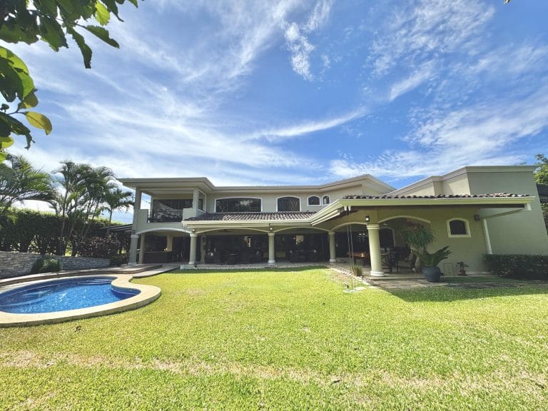 Casa-5-dormitorios-con-piscina-en-venta-en-valle-del-sol-santa-ana-costa-rica-3-scaled.jpg