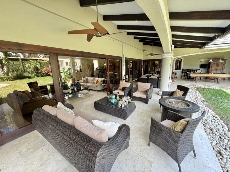 Casa-5-dormitorios-con-piscina-en-venta-en-valle-del-sol-santa-ana-costa-rica-4-scaled.jpg