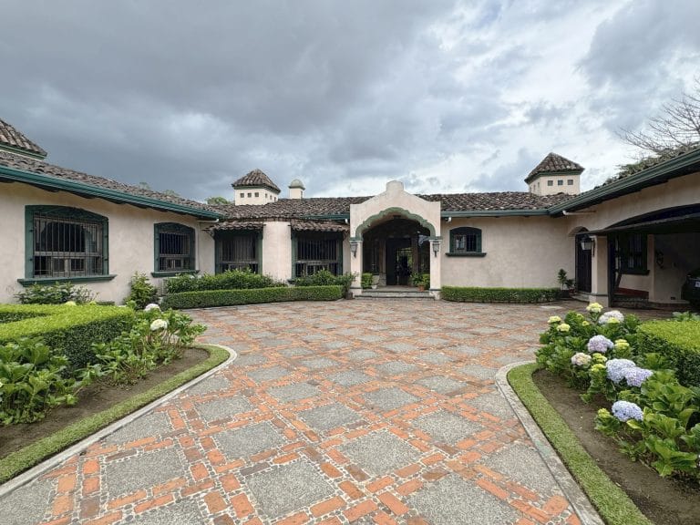 Colonial-architecture-1-level-house-for-sale-in-Pinares-Curridabat-3-scaled.jpg